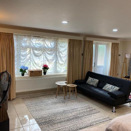 Studio Flat Gants Hill With Free Parking Redbridge Eksteriør billede