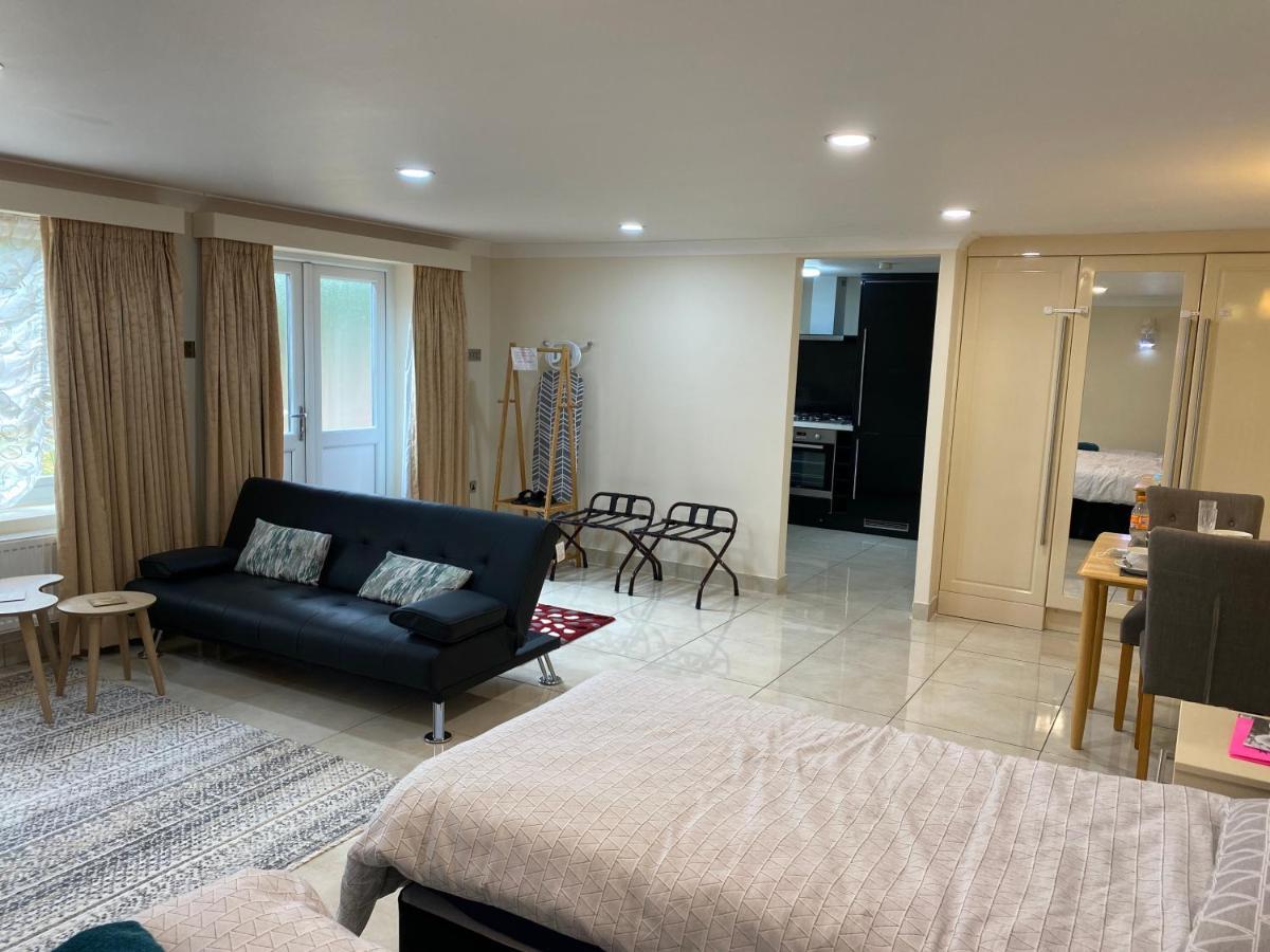 Studio Flat Gants Hill With Free Parking Redbridge Eksteriør billede