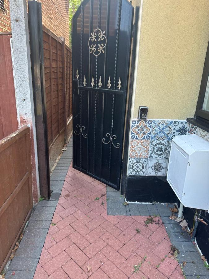 Studio Flat Gants Hill With Free Parking Redbridge Eksteriør billede